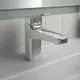 Waschtischarmatur von Ideal Standard in Chrom mit klaren Linien. Einfache Handhabung durch den seitlichen Hebel. Montiert auf einer weißen Fläche.